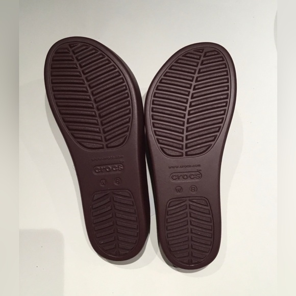 NWT Crocs Brooklyn Studded Flip in Dark Cherry - Picture 7 of 7